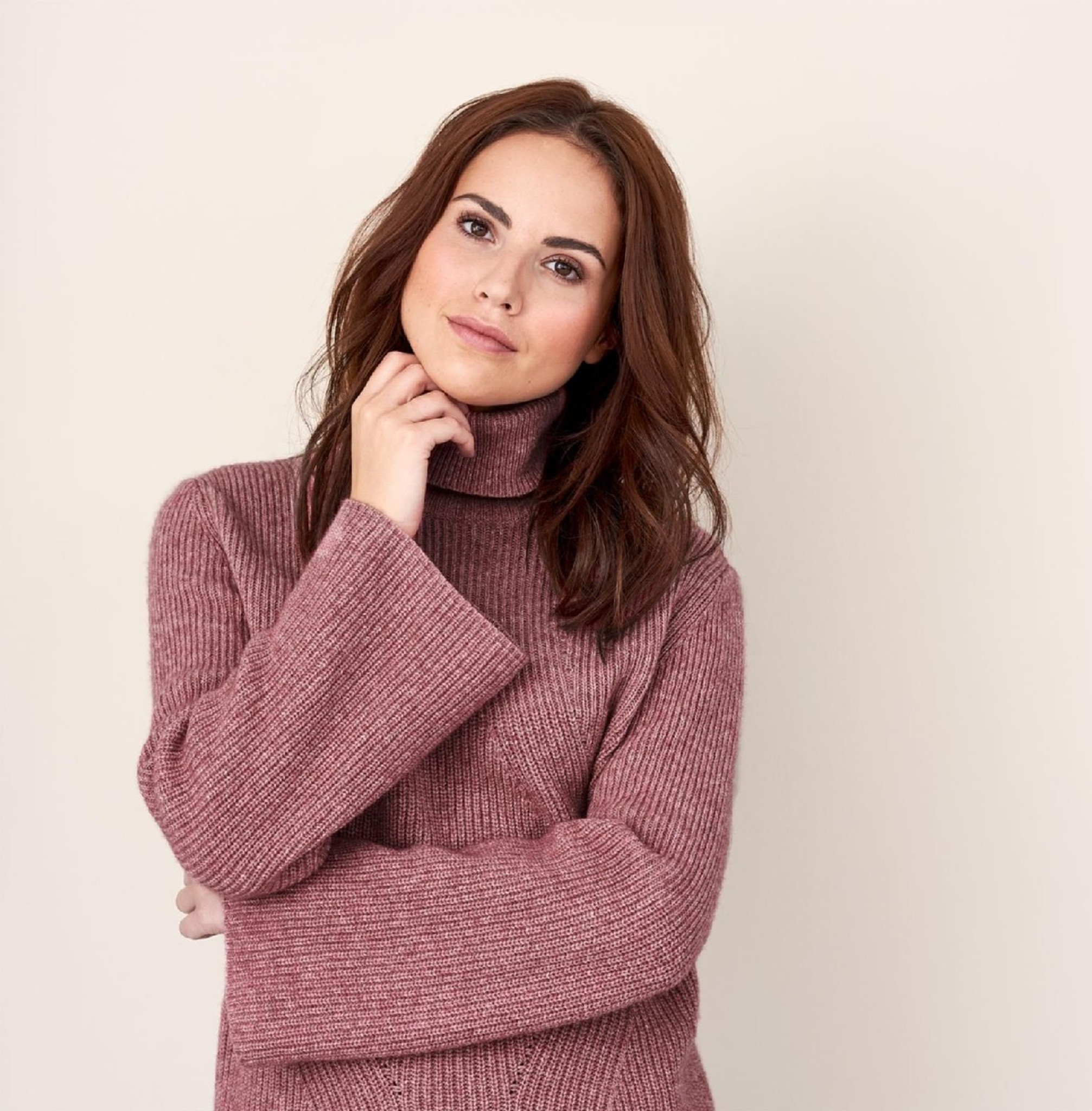 8 Sustainable Organic Cotton Pullover Sweaters That’ll Save The Planet Without Sacrificing Style